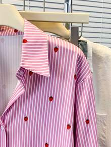 Camicia da donna a maniche lunghe con colletto polo a righe e stampa a fragole, top casual da lavoro per ufficio, pendolarismo, vacanza, casa, primavera estate autunno - Fragola rosa - Visualizzare 5