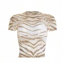 Áo croptop nữ họa tiết da báo, cổ tròn, tay ngắn, chất liệu dệt kim mỏng nhẹ, độ co giãn vừa phải, dáng regular fit, họa tiết hổ, thích hợp mặc đi nghỉ mát. - Màu be - Xem 12