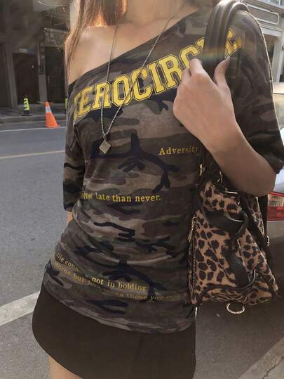 Áo thun ngắn tay in họa tiết rằn ri kiểu Mỹ cổ điển, thiết kế lệch vai, ôm eo, kiểu áo croptop cho mùa hè.