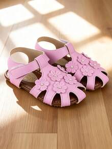 畅销款3-12岁女童珍珠花朵护趾凉鞋。浅粉色+多层立体花朵+珍珠装饰。头带式护趾结构+魔术贴绑带。棕色防滑鞋底+白色点缀。甜美公主风。适合日常上学/休闲外出/派对/节日等场合。春夏百搭凉鞋！ - 粉色 - 查看 3