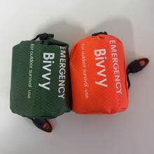 这款便携式应急睡袋配有哨子,采用隔热PE材料和防撕裂、防穿刺加厚面料制成,高效隔热,可反射90%以上的体热,快速锁住体温,防止体温过低。轻便易携,可用作应急睡袋、保暖毯、应急帐篷地垫,适用于户外露营、徒步旅行、公路旅行、野外求生等各种情况,是户外爱好者的必备救生装备,也是生日礼物、母亲节礼物和户外爱好者的理想之选。 - A - 查看 10