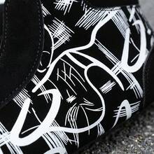 Tenis para hombre casuales de moda con diseño de grafiti abstracto zapatos para hombre cómodos de lona y gamuza sintética con cordones calzado tipo bota de caña alta transpirable y ligero estilo urbano juvenil versátil suela plana suave y antideslizante resistente al desgaste para uso diario informal - Blanco - Ver 7