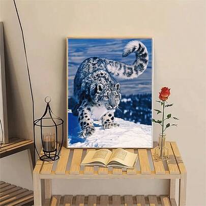 1幅大尺寸5D圆形水晶钻石画，雪豹主题，DIY过程充满乐趣。成品为精美的马赛克工艺品，适合家居墙面装饰，增添艺术氛围。纯手工制作，是万圣节、圣诞节等节日表达心意和独特审美的绝佳礼物之选。不含画框。
