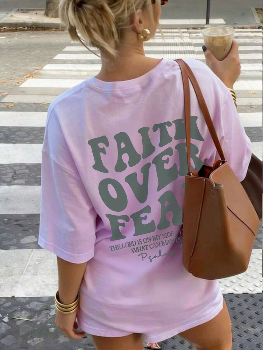 女士“信念战胜恐惧”字母印花休闲圆领短袖T恤，时尚度假风，您的日常必备单品。女士夏季度假图案T恤