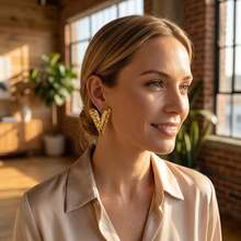 Hoa tai hình chữ V bằng vàng, kiểu dáng Bohemian với họa tiết dập nổi. Mẫu hoa tai đơn giản này phù hợp cho nữ, thích hợp để đeo hàng ngày, dự tiệc và đám cưới. - Nhiều màu - Xem 3