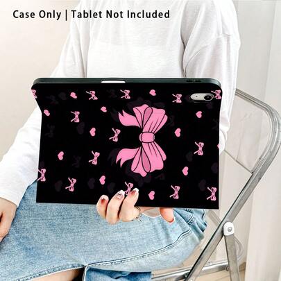 1个翻盖式平板电脑保护套，带笔槽，黑色底座，粉色蝴蝶结和爱心图案，兼容三星A9/A9+/S9/S9FE/A11/A11+/S11/S10 FE/S10 FE+/S10 Lite等热门机型，也兼容苹果A16 2025、Air 11/13、荣耀、Matepad SE 11等热门机型，具备自动休眠/唤醒功能，适合返校季、情人节等场合，亦可作为礼物赠送。