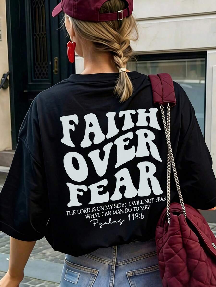 女士“信念战胜恐惧”字母印花休闲圆领短袖T恤，时尚度假风，日常必备单品。女士图案T恤，女士白色上衣，黑色夏季款