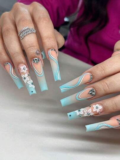 24 adet Gradyan Göl Mavisi Batik Desenli Lüks Takma Tırnak, Çiçek Desenleri, Simli Kavisler ve Rhinestone Taşlarla Süslenmiş, Şık ve Büyüleyici Tarzıyla Partiler, Randevular veya Özel Günler İçin Kişiselleştirilmiş Tarzınızı Sergilemek İçin Uygundur