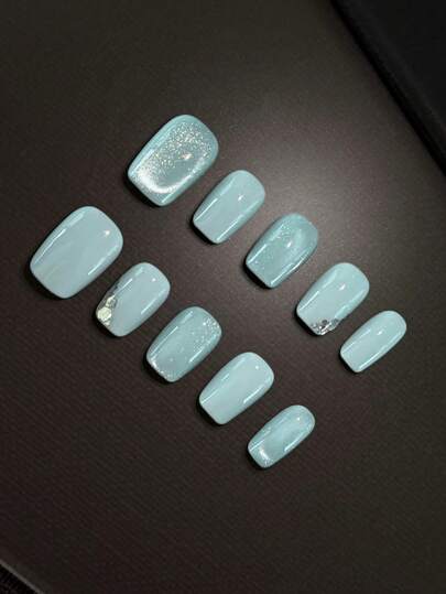 10 piezas de uñas postizas hechas a mano puro, uñas medianas cuadradas. El color base es azul leche, con ojos de gato como color de acento. Combinado con adornos de brillo y lámina de plata, es minimalista pero frío y elegante. Uñas suaves, elegantes y lindas para damas y niñas, para usar en primavera, verano, otoño, invierno, festivales, fiestas y vida diaria.