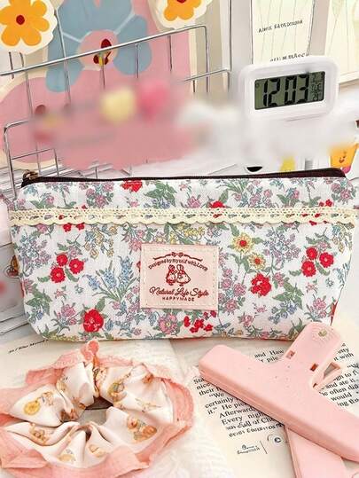 1 Hộp bút ren hoa màu hồng tươi tắn, túi đựng văn phòng phẩm nhỏ xinh và túi đựng mỹ phẩm (Không bao gồm móc khóa hình trái tim). Túi đựng văn phòng phẩm dung tích lớn kiểu dáng độc đáo, túi đựng mỹ phẩm đơn giản dành cho nữ sinh. Đồ dùng học tập cho học sinh. Quà tặng mùa tựu trường. Lựa chọn hoàn hảo để học sinh tặng quà cho nhau.