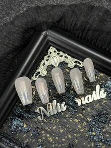 10片长棺材型手工女士可佩戴美甲贴纸，完全覆盖且可重复使用，中等粘度，浅粉色指甲上覆盖着银白色激光闪光层，并辅以彩虹般的虹彩，在光线下折射出柔和的蓝色、绿色和金色色调，与裸色底色形成柔和的对比。 - 淺粉色 - 查看 5