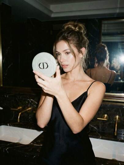 Dior 1个双面迷你化妆镜，便携式带放大镜面的化妆镜，皮革和亚克力材质，粉色、白色、黑色、红色可选，适合旅行和日常使用，优雅奢华，化妆镜