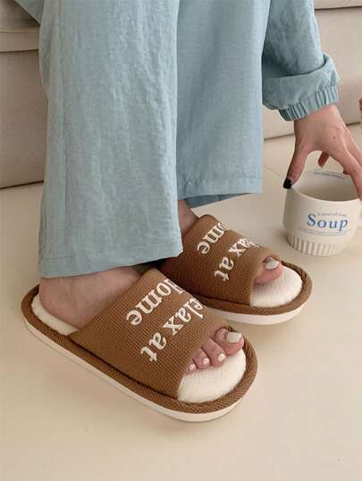 XIXITIAO Zapatillas de casa con letra simple, uso en interiores durante todo el año, zapatos de piso suaves con bloque de color de letra, ligeros, cómodos y versátiles