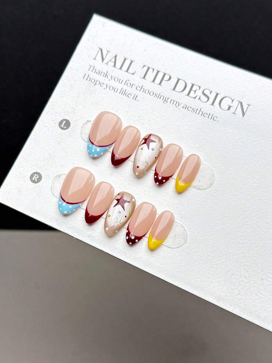 10片纯手工制作的按压式美甲贴片，短款杏仁形，复古简约风格。指甲以手绘裸色底色为底，搭配复古多色波点法式美甲图案，颜色包括酒红色、浅蓝色、黄色等，并点缀以玻璃珠猫眼效果。 - 彩色 - 查看 1