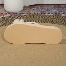 1 đôi dép xăng đan đế bằng màu trắng họa tiết hoa - trắng - Xem 2