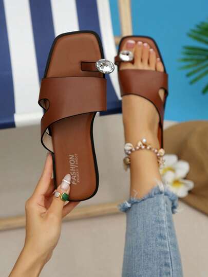 Giày sandal đế bằng kiểu Pháp đính đá, mũi vuông, kiểu dáng slip-on, sandal đế bằng, sandal hở mũi, phong cách nghỉ dưỡng, mùa hè, màu nâu, thoải mái khi đi làm, nhẹ, thoáng khí, kiểu slip-on, giày đế bằng nữ, sandal nhẹ nhàng và thanh lịch.