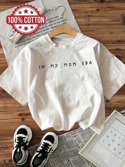 Camiseta Gráfica Oversize 100% Algodón para Mujer con Estampado Minimalista 'In My Mom Era', Camiseta Casual 'Mom Life' para Mujer. Camiseta Gráfica 'IN MY MOM ERA' para Mujer - Blanca, de Manga Corta, Cuello Redondo, Estampado de Letras Negras Audaces, Lavable a Máquina, Corte Regular, para Primavera y Verano. Camisetas para Mujer, Camiseta de Tela Suave, Unisex, de Manga Corta, Gráfica, Casual, con Cuello Redondo. Ideal como regalo