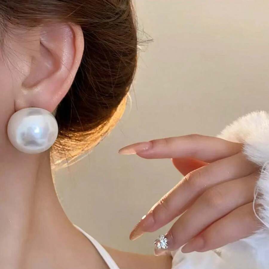 1 Đôi bông tai đính ngọc trai giả cỡ lớn thời trang, kiểu dáng hai phần ba vòng tròn, chất liệu vỏ sò giả, thích hợp đeo hàng ngày cho nữ. - Ngọc trai - Xem 1