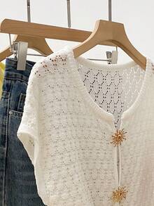 Áo len dệt kim màu trắng thanh lịch, khoét lỗ, xẻ tà phía trước, kiểu dáng casual tay ngắn có cúc cài, thích hợp cho kỳ nghỉ hè. - Màu be - Xem 2