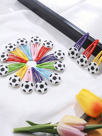 Bộ 5 kẹp tóc hình quả bóng đá World Cup, kẹp tóc mái hình quả bóng đá dễ thương và đa năng dành cho bé gái, nhỏ nhắn và tinh tế, không dễ gãy. Thích hợp để xem các trận đấu, cổ vũ đội bóng, tụ họp người hâm mộ, trang phục hàng ngày, đi học, chụp ảnh với bạn bè, xem trận đấu ở quán bar, trang phục mùa hè, phụ kiện tóc trẻ em, tạo kiểu tóc rối, đạo cụ cổ vũ. Kẹp tóc hình quả bóng đá World Cup, kẹp tóc mái cổ vũ người hâm mộ, kẹp tóc bóng đá trẻ em, kẹp tóc mái bóng đá cho bé gái, kẹp tóc để chụp ảnh trong các trận đấu.