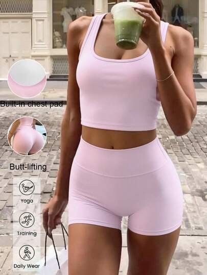 女士粉色两件套运动服，方领上衣搭配高腰提臀短裤，适合跑步、瑜伽、健身等夏季穿着。