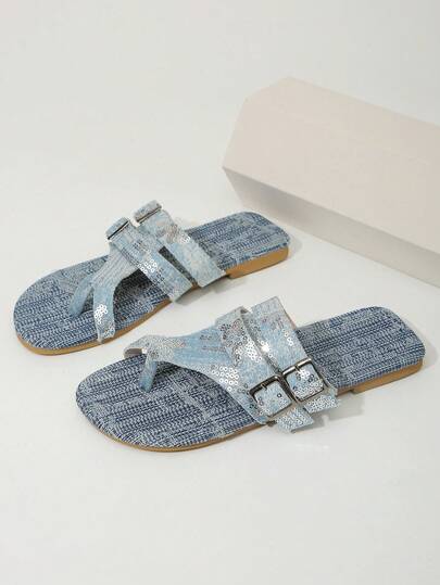 1 đôi dép xỏ ngón nữ màu xanh denim đính đá, kiểu dáng thoải mái cho kỳ nghỉ hè, dép đế bằng tiện dụng cho mùa hè.