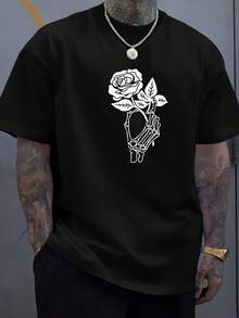 Un fondo negro con una calavera dibujada a mano en blanco sosteniendo una rosa fusiona la muerte con el romance y la dureza con la suavidad, creando un fuerte impacto visual.Esta camiseta de manga corta, cuello redondo y corte holgado para hombre es una prenda transpirable. - Negro - Ver 1