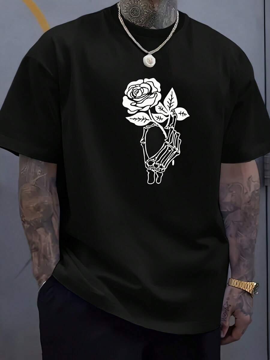 Un fondo negro con una calavera dibujada a mano en blanco sosteniendo una rosa fusiona la muerte con el romance y la dureza con la suavidad, creando un fuerte impacto visual.Esta camiseta de manga corta, cuello redondo y corte holgado para hombre es una prenda transpirable. - Negro - Ver 1