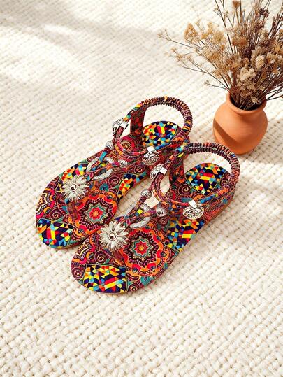 Giày sandal phong cách độc đáo dành cho bé 3-12 tuổi, họa tiết Bohemian với họa tiết Mandala hình học phủ khắp bề mặt, quai buộc co giãn nhiều màu sắc ở phía sau, cùng với các chi tiết trang trí hoa cúc/hoa hồng/hình trăng lưỡi liềm bằng kim loại bạc. Giày bệt mũi gập với cấu trúc quai chữ T, thiết kế hở mũi, kiểu dáng retro, thích hợp cho kỳ nghỉ biển/hoạt động ngoài trời/sinh hoạt hàng ngày, sandal đa năng mùa xuân/hè!