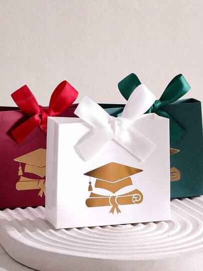 4-Color Foil Graduation Cap Gift Bag Set, Commemorative Graduation Accessory, Everyday Ceremonial Atmosphere Decoration. Available In Black, White, Burgundy, And Dark Green, Surface Foil-Stamped With Graduation Cap And Scroll Patterns, Paired With Matching Satin Ribbon Bow. Sturdy Paper Material, Practical Bag Design For Storing Candies And Small Items. Ideal Graduation Ceremony Souvenir And Commemorative Gift Packaging.