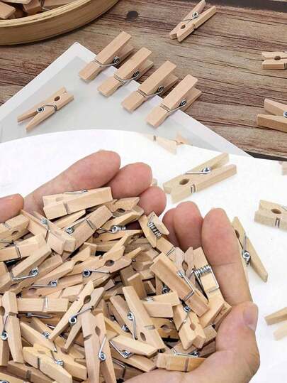 Có sẵn theo gói 100, 50 hoặc 10 chiếc, những chiếc kẹp gỗ tự nhiên siêu nhỏ (30mm) này rất đa năng, có thể dùng làm kẹp ảnh, kẹp quần áo và đồ trang trí thủ công. Mỗi bộ đều bao gồm dây buộc, lý tưởng cho việc trưng bày ảnh tại nhà, kỷ niệm ngày cưới và các dịp tương tự.
