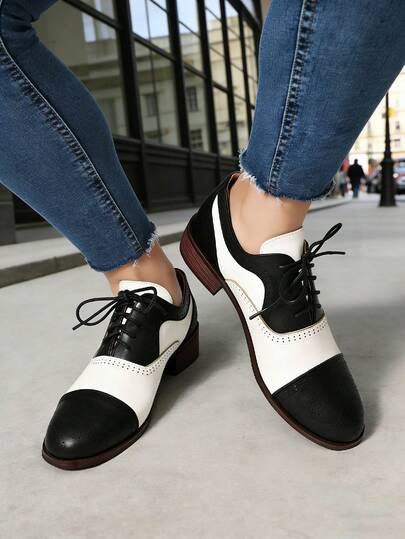 1双撞色拼接休闲户外系带鞋，适合所有季节