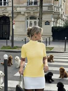 女士优雅休闲针织套头毛衣，纯色简约设计，小立领短袖修身剪裁，时尚简约精致上衣，女士通勤及夏季户外活动穿着 - 淺黃色 - 查看 3