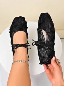 大码女式宽楦平底芭蕾鞋，饰有蝴蝶结和花卉刺绣，黑色透气镂空网面夏季凉鞋，方头宽楦玛丽珍鞋，适合户外、度假、派对搭配连衣裙。 - 黑色 - 查看 1