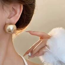 1 Đôi bông tai đính ngọc trai giả cỡ lớn thời trang, kiểu dáng hai phần ba vòng tròn, chất liệu vỏ sò giả, thích hợp đeo hàng ngày cho nữ. - Ngọc trai - Xem 2