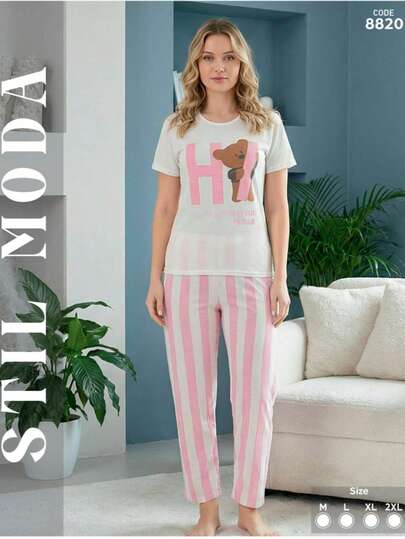 Ayıcık Figürlü Çizgili Pijama Takımı - Kod: 8820 Ev Modunda Sevimlilik Ve Konfor Bir Arada! Alt Parçasıyla Favori Ev Kıyafetiniz Olmaya Aday. Mesaj: "Nice To Meet You, I'm Ollie" (Tanıştığımıza Memnun Oldum, Ben Ollie) Yazılı Sempatik Detay. Parça Sayısı: 2 Parça (Kısa Kollu Tişört & Tam Boy Pijama Altı). Konfor: Cildinize Dost, Esnek Ve Yüksek Kaliteli Pamuklu Doku. Stil: Genç, Dinamik Ve Neşeli Ev şıklığı. Beden Seçenekleri Konforun Tadını Her Bedden çıkarın: M, L,