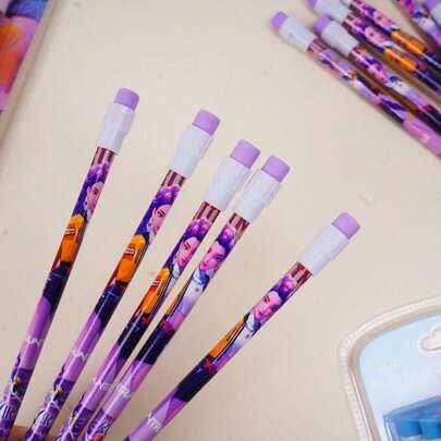 Hasbro K-POP 女巫猎人主题 HB 铅笔套装，包含 12 支铅笔和 1 个随机铅笔刀，动漫风格高品质文具，适合学生和儿童，可作为生日、返校、派对、复活节礼物。