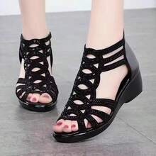 Sandalias casuales de mujer talla grande con cuña, tira de strass y cremallera en la parte trasera, cómodas y versátiles de estilo romano - Negro brillante - Ver 10