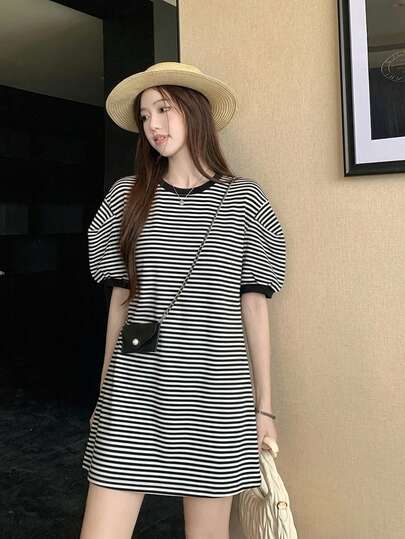 Đầm ngắn tay cổ tròn kẻ sọc phối màu dáng rộng thoải mái dành cho nữ, thích hợp cho mùa xuân/hè.