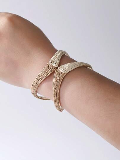 1件小众优雅编织金属手链，双层镂空可调节手镯，复古法式风格，通勤百搭。