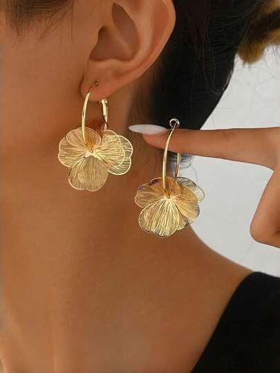 1 Đôi bông tai vàng KC hai lớp hình cánh hoa 3D, thiết kế cầu kỳ mang phong cách vàng cổ điển thanh lịch, phù hợp cho phụ nữ đeo hàng ngày hoặc dự tiệc.