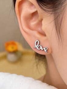 1 paire de boucles d'oreilles en acier inoxydable avec lettres "LOVE", boucles d'oreilles de haute qualité, non décolorantes. Bijou quotidien cadeau pour femmes, accessoire de boucles d'oreilles unisexe pour couple - Argent - Voir 3