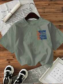 SLOW MORNING COFFEE CLUB SERVED DAILY Hand-Painted Tee, Oversized Women's Coffee Cup, Pure Cotton Summer Top For Women - 綠色 - 查看 2