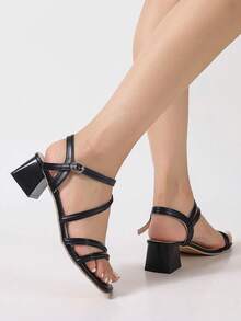 2026新款法式高端黑色粗跟春夏女凉鞋，时尚简约优雅高跟凉鞋，适合搭配连衣裙、约会、优雅场合、派对、波西米亚风、通勤简约风、音乐节等。方头设计，单带金属扣高跟凉鞋，穿着舒适不累脚。女士高端黑色真皮简约时尚4.5厘米粗跟后带单带金属扣露趾通勤高跟凉鞋。 - 黑色 - 查看 4