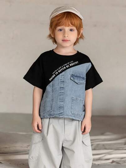 Áo thun ngắn tay màu đen denim phối họa tiết chữ cái vui nhộn cho bé trai, kiểu dáng thường ngày có túi.