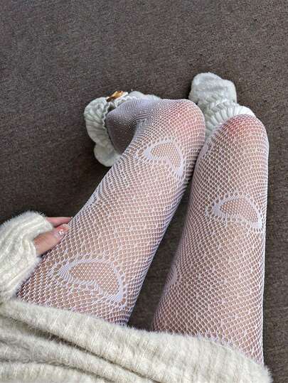 这款白色波点心形镂空可爱性感网眼连裤袜，适合各种场合，例如派对、约会、度假等等。也适合情人节和其他节日穿着。