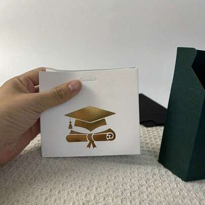 Túi quà tốt nghiệp cao cấp - Họa tiết bằng tốt nghiệp vàng, có các màu đỏ, trắng, đen và xanh lá cây (bán lẻ hoặc bộ 4 chiếc kèm hộp kẹo), thích hợp làm quà tặng Giáng sinh và Halloween.