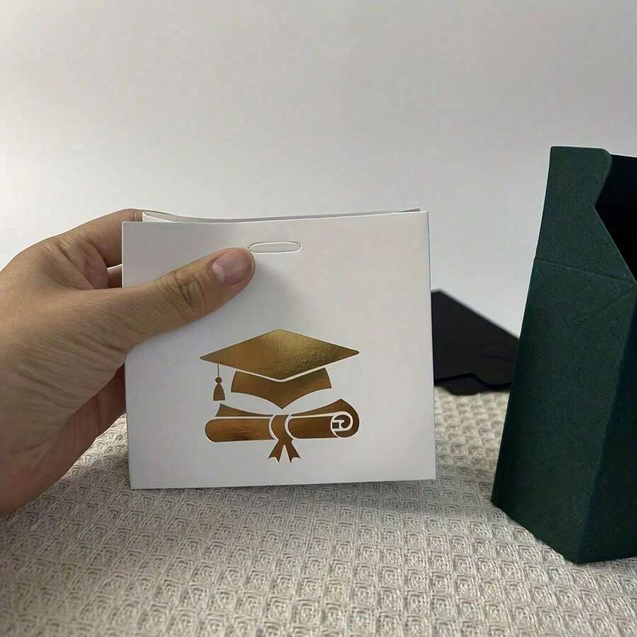 Túi quà tốt nghiệp cao cấp - Họa tiết bằng tốt nghiệp vàng, có các màu đỏ, trắng, đen và xanh lá cây (bán lẻ hoặc bộ 4 chiếc kèm hộp kẹo), thích hợp làm quà tặng Giáng sinh và Halloween. - 1 cái (màu ngẫu nhiên) - Xem 1