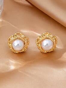 1对女士时尚珍珠耳钉。步入经典优雅的世界，戴上这对精美绝伦的金丝珍珠耳钉。每颗耳钉中央的光泽珍珠都包裹在精致的手工金属丝中，无论是在婚礼的红毯上…… - 金黃色的 - 查看 2