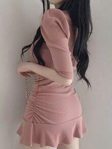 Vestido mini de línea A de punto acanalado casual para mujer, cuello cuadrado, manga corta, detalle de volante en el bajo - Rosa - Ver 3